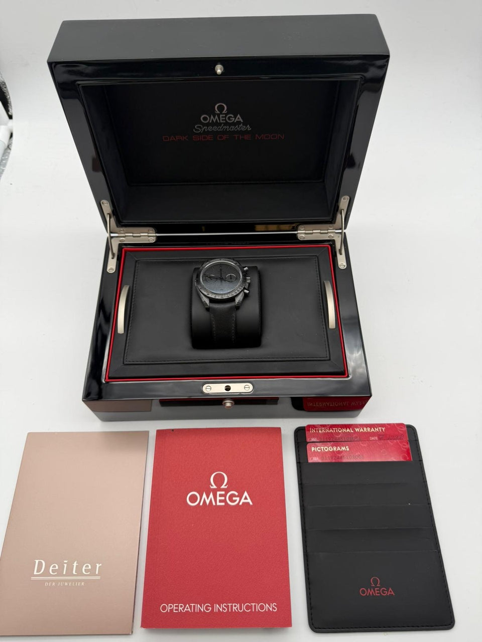 Omega Speedmaster 'Dark Side of the Moon' 44,25mm Automatik 31192445101005 - Papiere und oder Lieferumfang