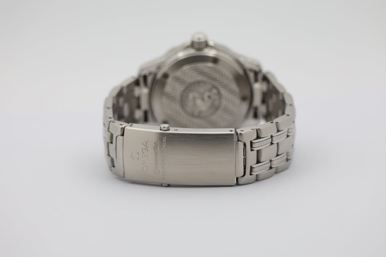 Omega Seamaster Diver 300 M Quarz 25618000 - Detailansicht 5