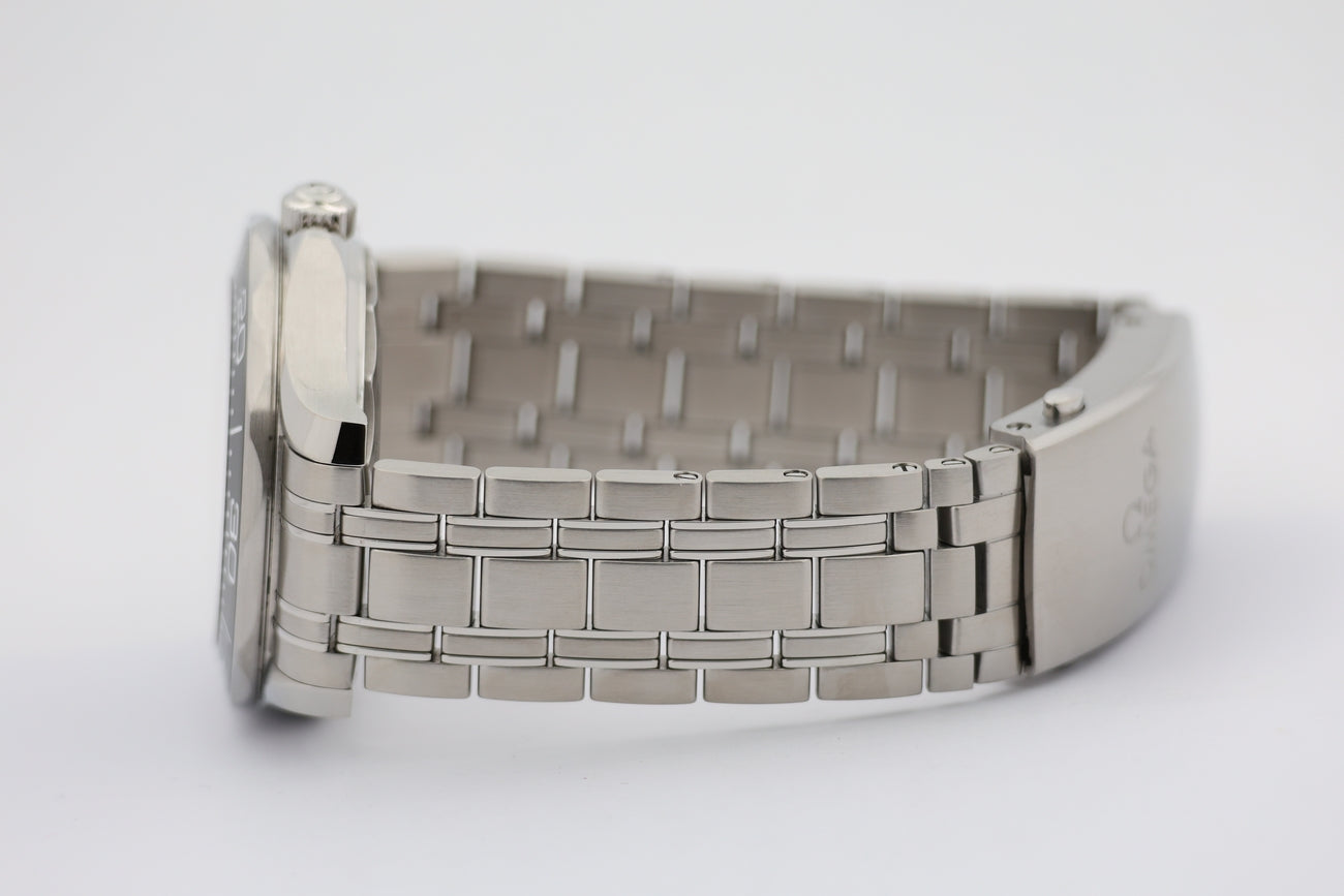 Omega Seamaster Diver 300 M Automatik Herrenuhr 42mm 21030422001001 - Detail view 3