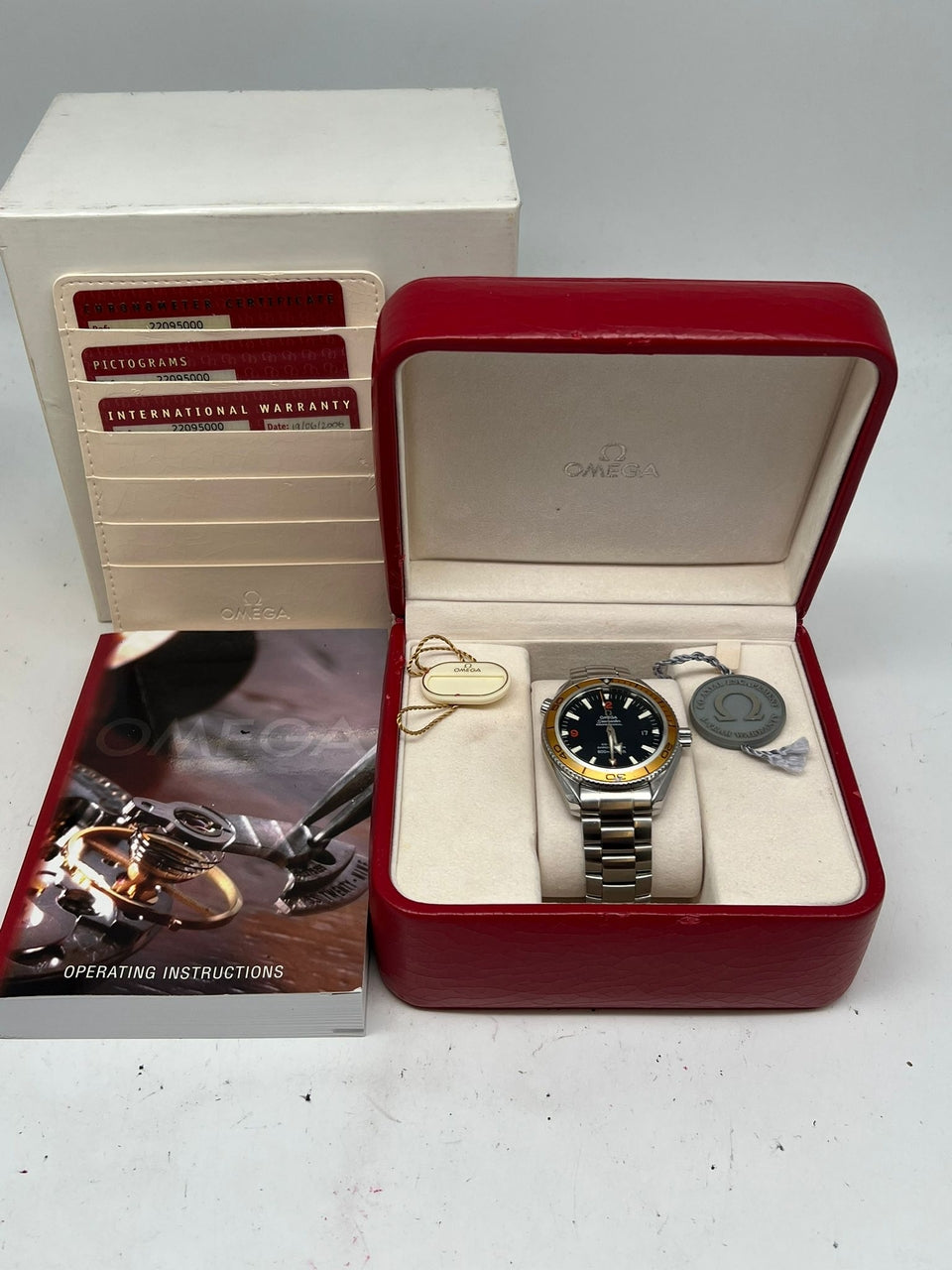 Omega Seamaster Planet Ocean 42mm Automatik Herrenuhr 29095038 - Papiere und oder Lieferumfang