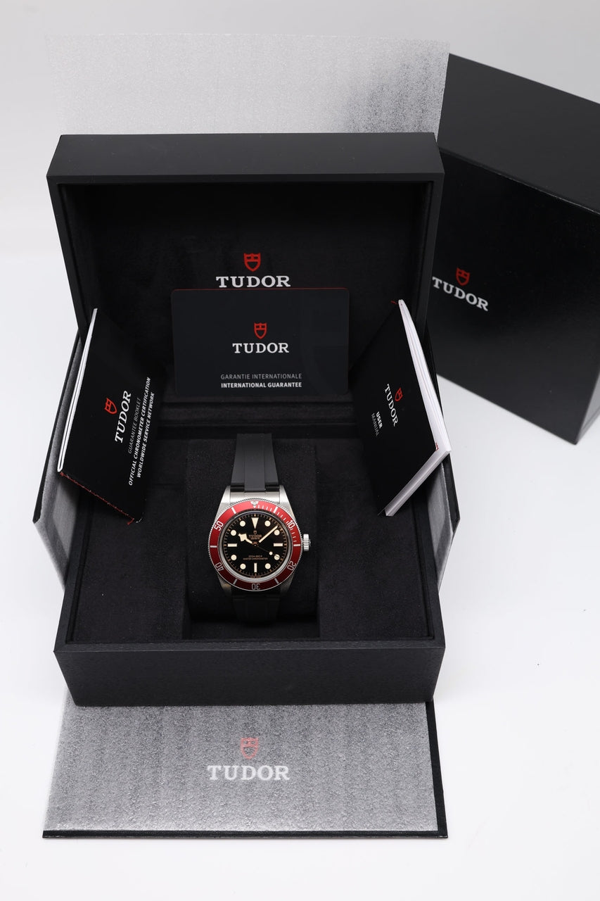 Tudor Black Bay Red 41mm Automatik 7941A1A0RU - Papiere und oder Lieferumfang