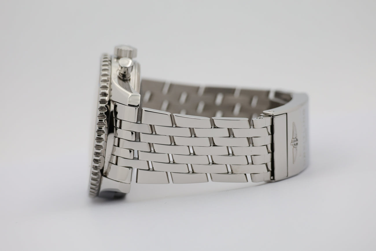 Breitling Navitimer World GMT 46mm Automatik Herrenuhr A24322 - Detail view 3