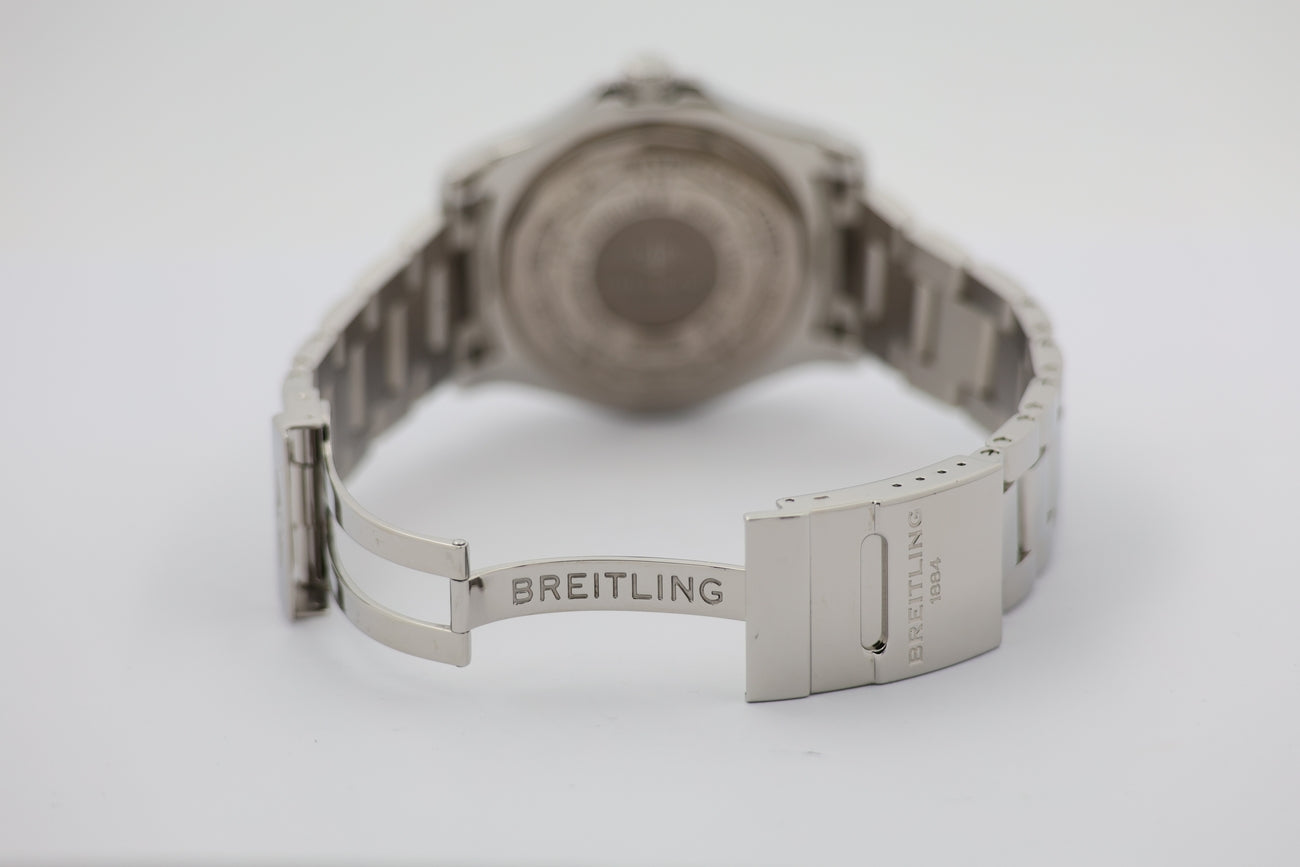 Breitling Avenger II GMT Perlmutt-Blatt 43mm Automatik A32390 - Detailansicht 6