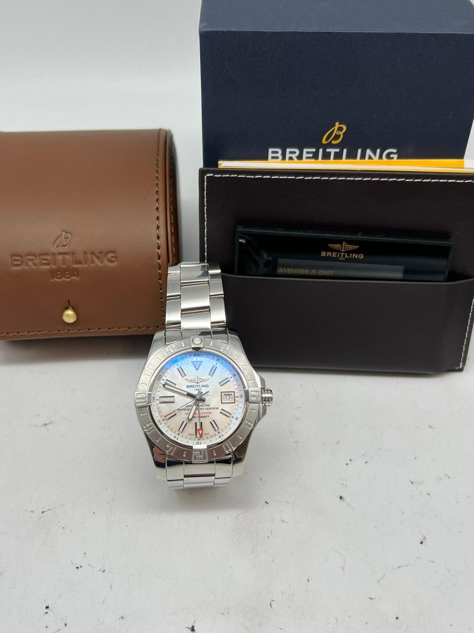 Breitling Avenger II GMT Perlmutt-Blatt 43mm Automatik A32390 - Papiere und oder Lieferumfang