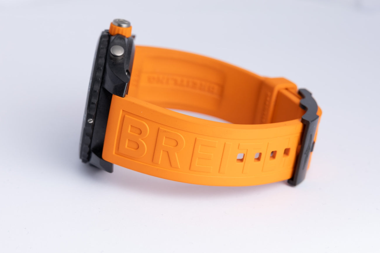 Breitling Endurance Pro Quarz Herrenuhr 44mm Orange X82310 - Detailansicht 5