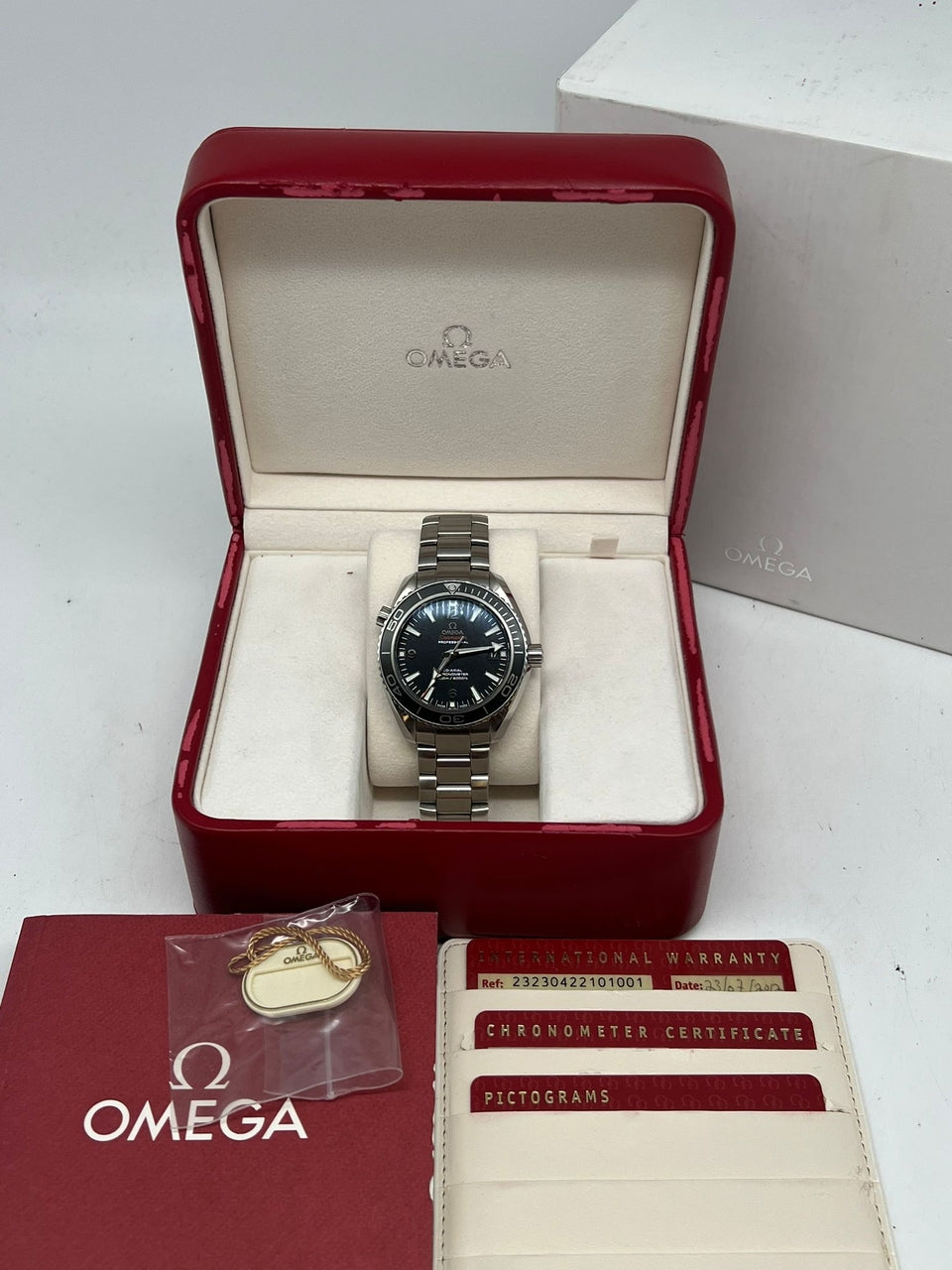 Omega Seamaster Planet Ocean Automatik 42mm 23230422101001 - Papiere und oder Lieferumfang