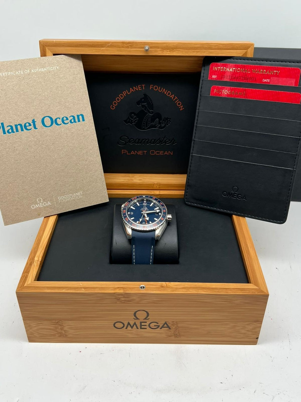 Omega Seamaster Planet Ocean Automatik 43,5mm 23232442203001 - Papiere und oder Lieferumfang