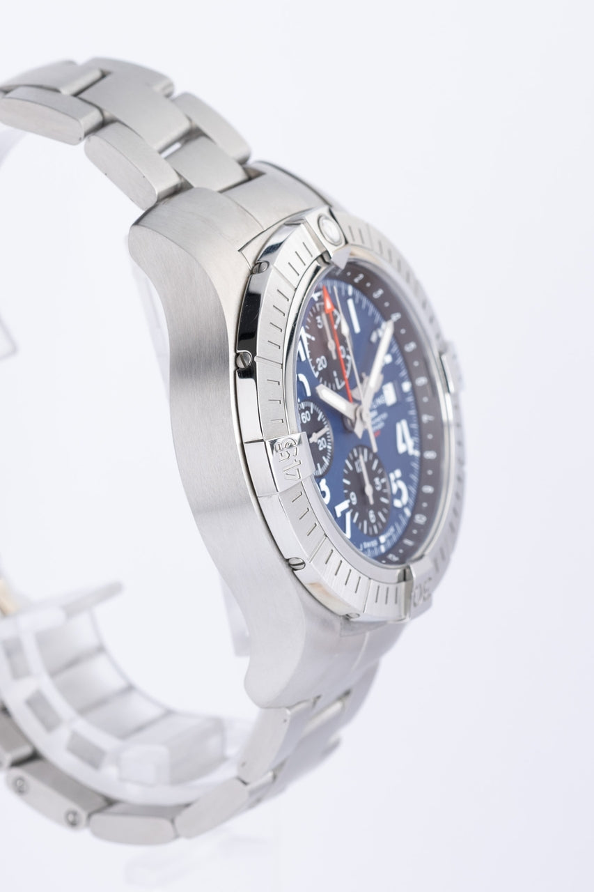 Breitling Avenger Chronograph  GMT 45mm  A24315 - Detailansicht 1