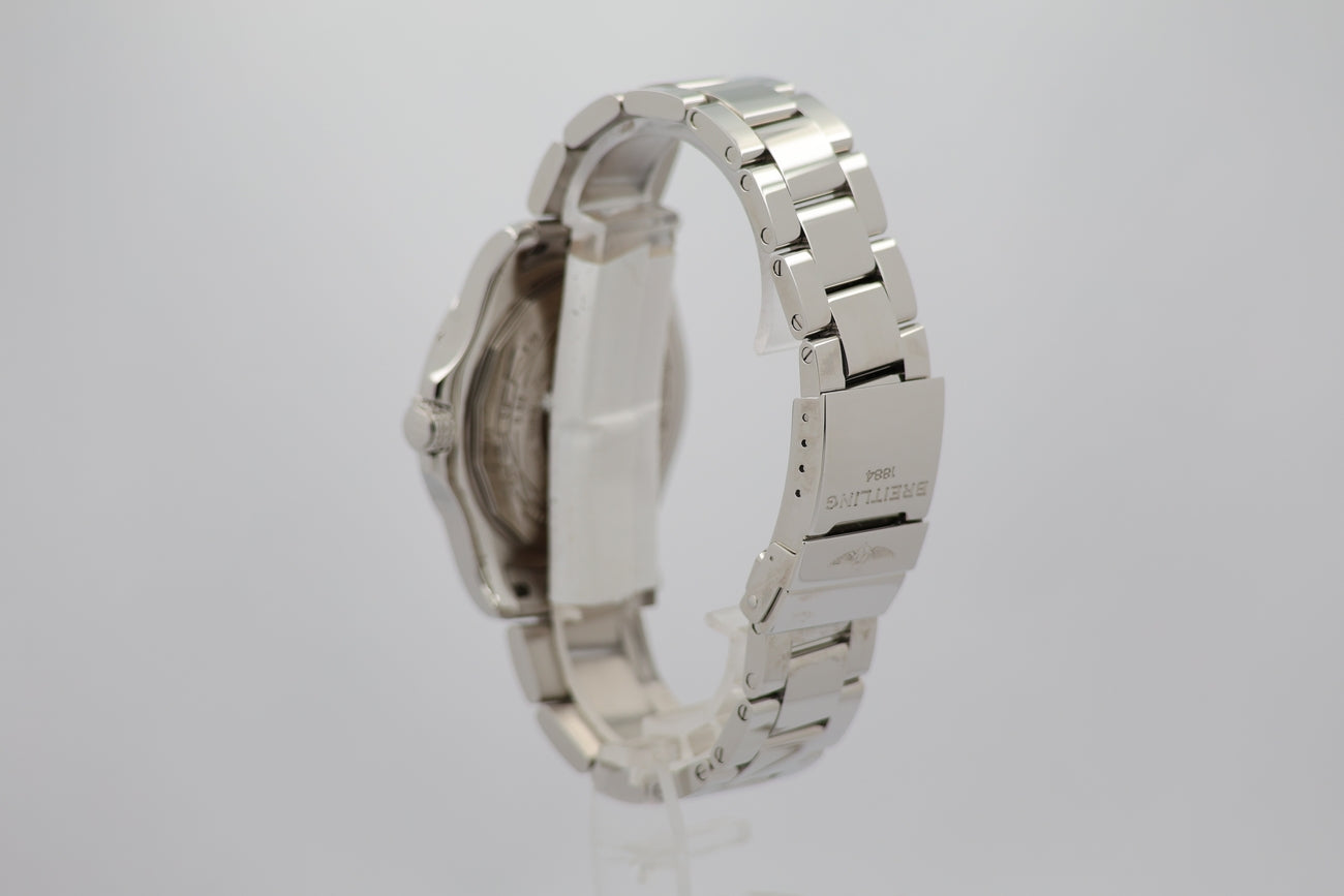 Breitling Avenger Automatik 43mm Perlmutt-Blatt A32390 - Detailansicht 2