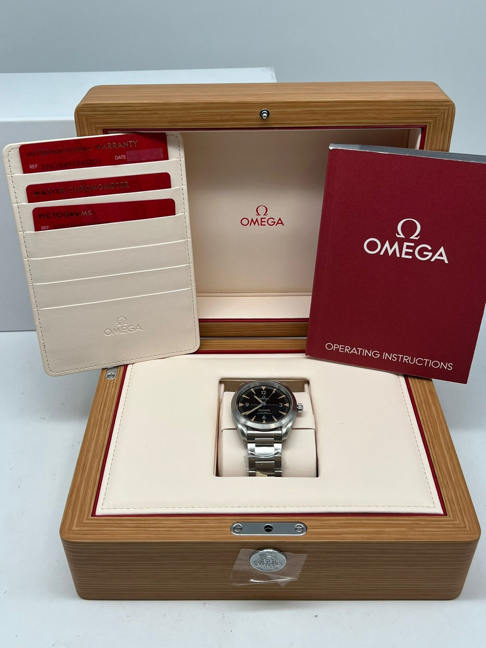 Omega Seamaster Railmaster Automatik Herrenuhr Stahl 40mm NEU 22010402001001 - Papiere und oder Lieferumfang