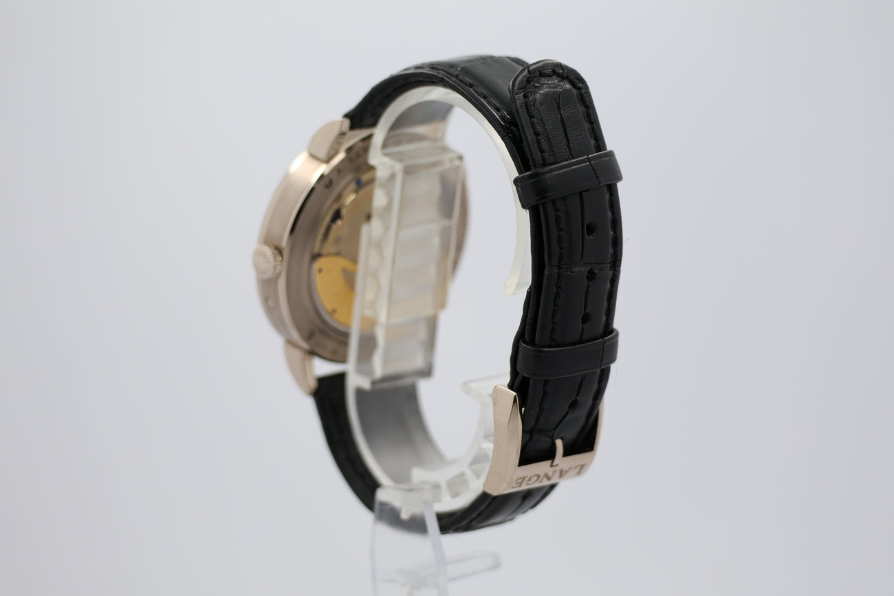 A. Lange und Söhne Saxonia Weißgold Mondphase 40mm Automatik Herrenuhr 384026 - Detailansicht 2