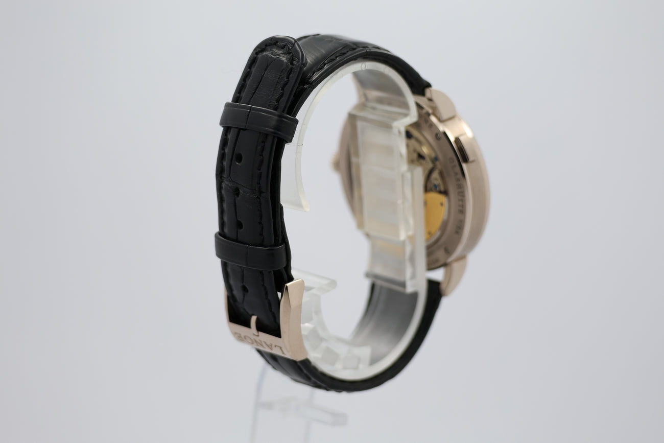 A. Lange und Söhne Saxonia Weißgold Mondphase 40mm Automatik Herrenuhr 384026 - Detailansicht 1