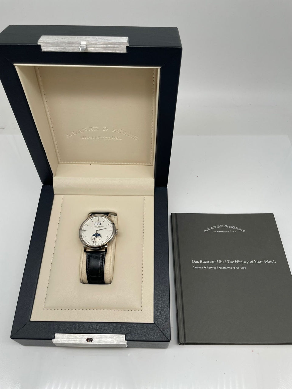 A. Lange und Söhne Saxonia Weißgold Mondphase 40mm Automatik Herrenuhr 384026 - Papiere und oder Lieferumfang