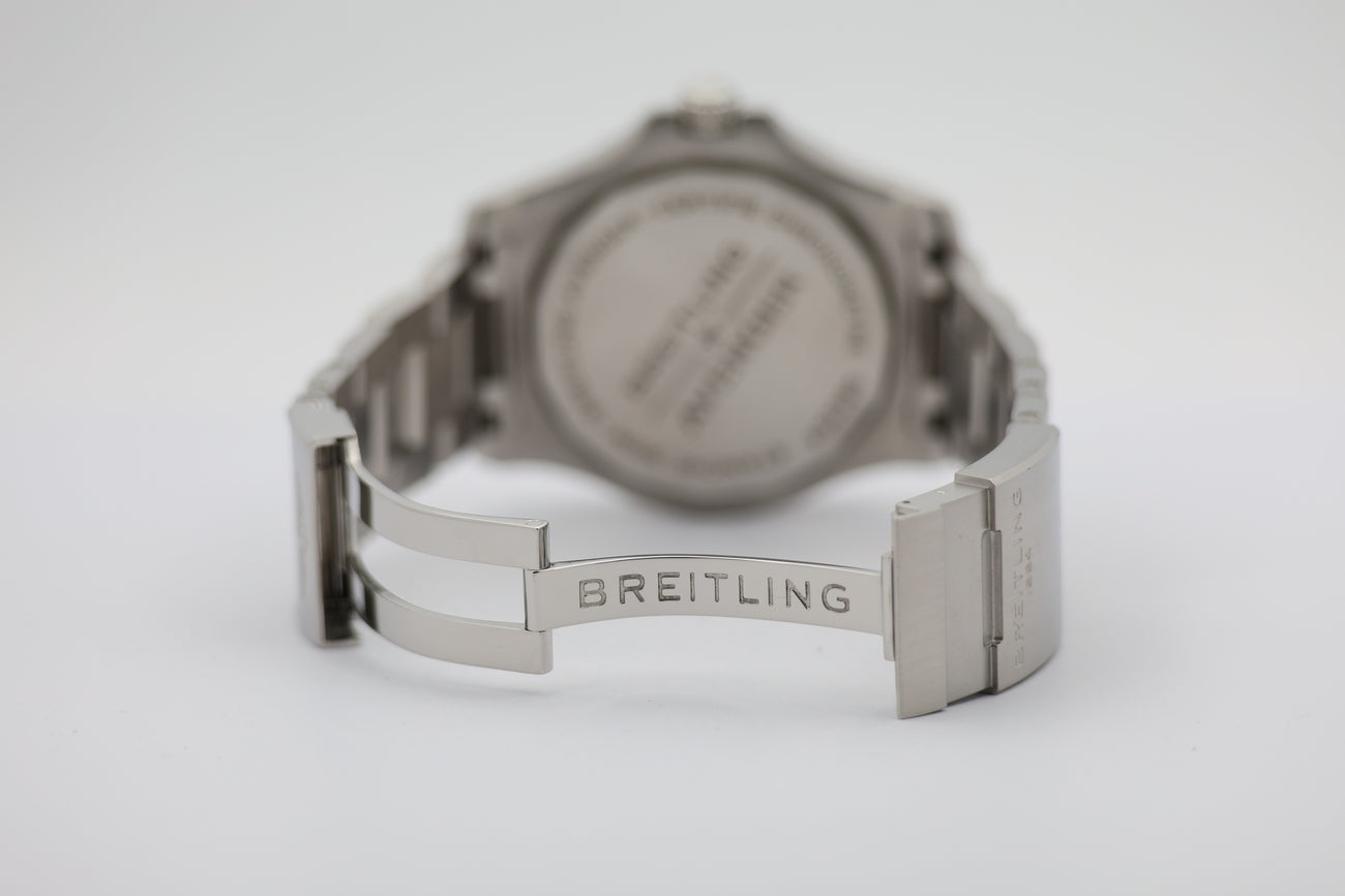 Breitling Avenger GMT Automatik 45mm A32395 - Detail view 6