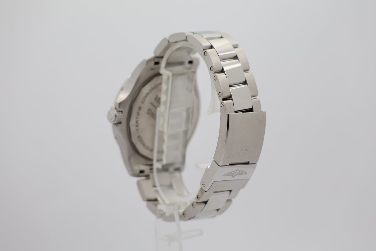 Breitling Avenger GMT Automatik 45mm A32395 - Detail view 2