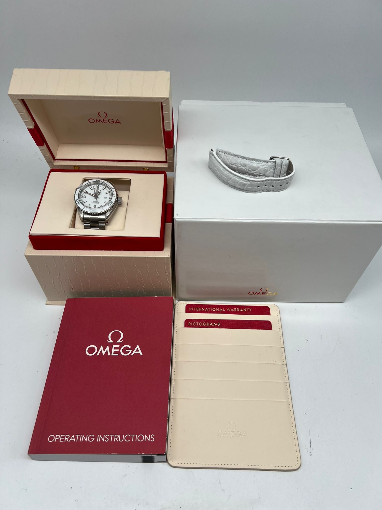 Omega Seamaster Planet Ocean 600M Weiß 23230382004001 Box + og. Papiere