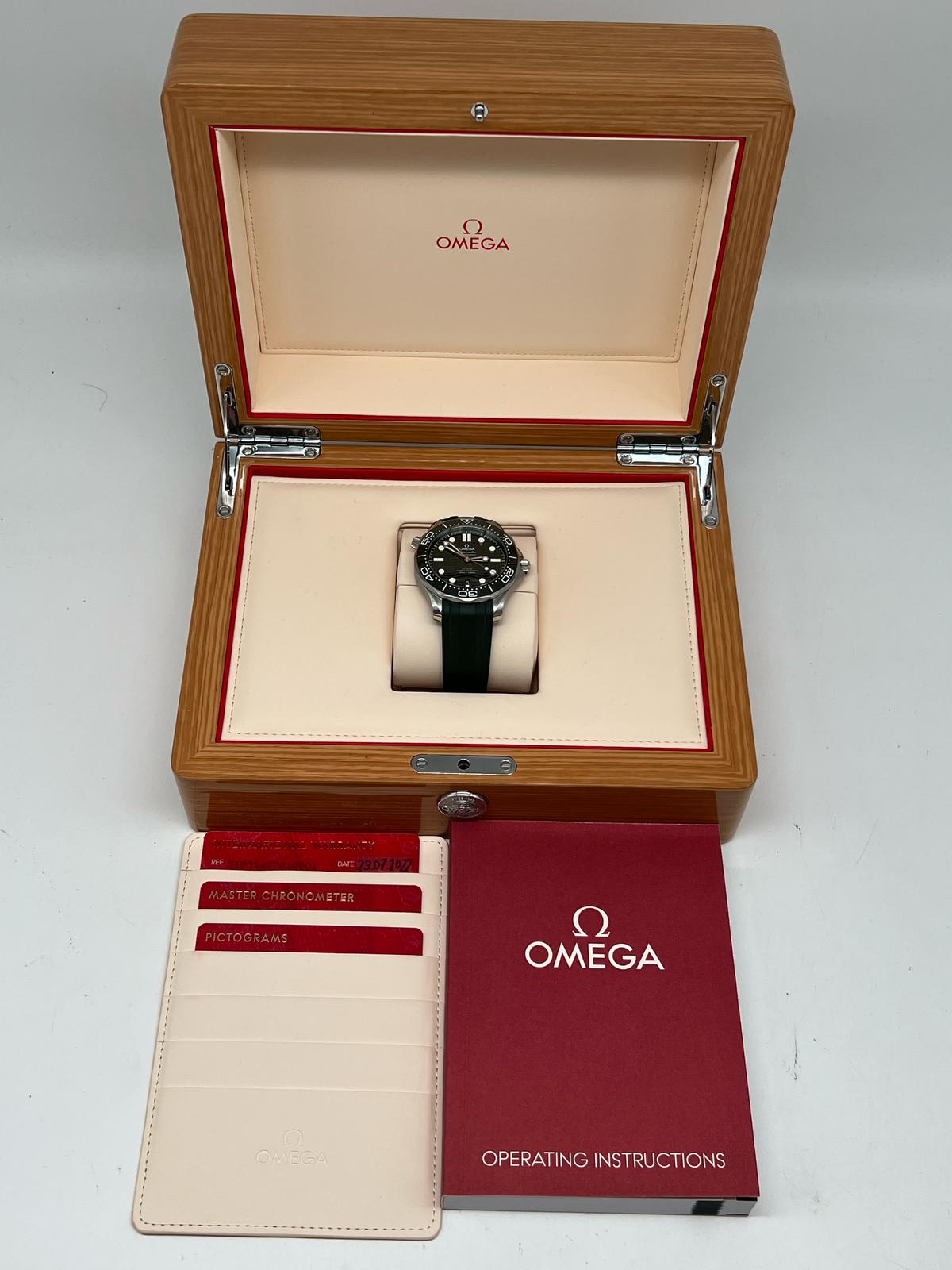 Omega Seamaster Diver 300 M Automatik Herrenuhr 21032422010001 Box + og. Papiere