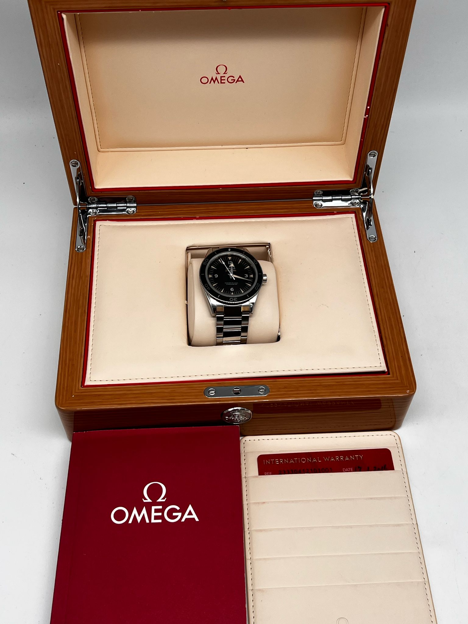 Omega Seamaster 300 Automatik Herrenuhr Schwarz	 23330412101001 Box + og. Papiere